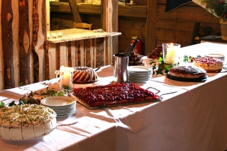 Bild 1: Kuchenbuffet in der Burgscheune