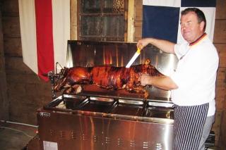 Bild 20: Spanferkel für das Burgfest