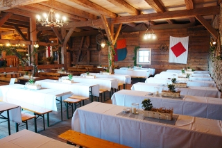 Bild 14: Feierlichkeit in der Burgscheune